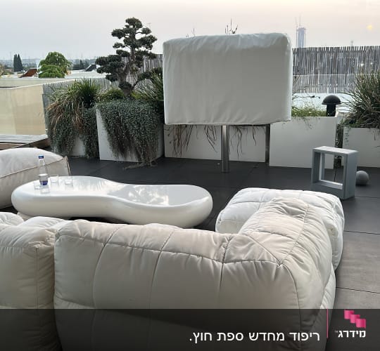 כריות ישיבה מרופדות בלבן על מרפסת